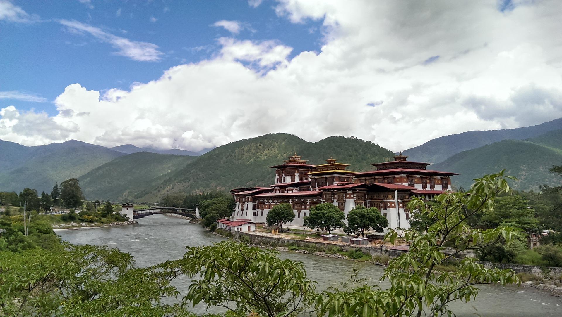Discover the Dzongs of Bhutan - background banner